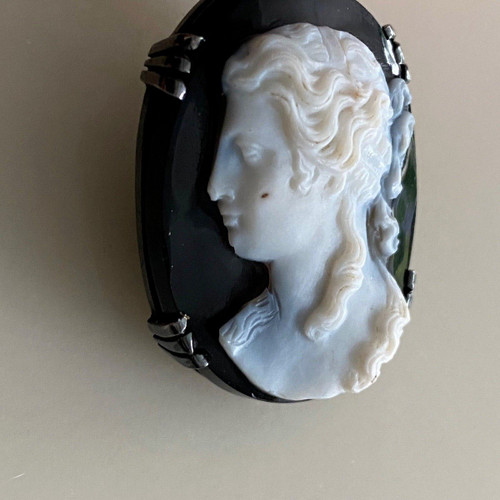 Raro cammeo di profilo di donna in stile antico su fondo nero