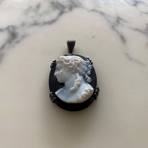 Raro cammeo di profilo di donna in stile antico su fondo nero