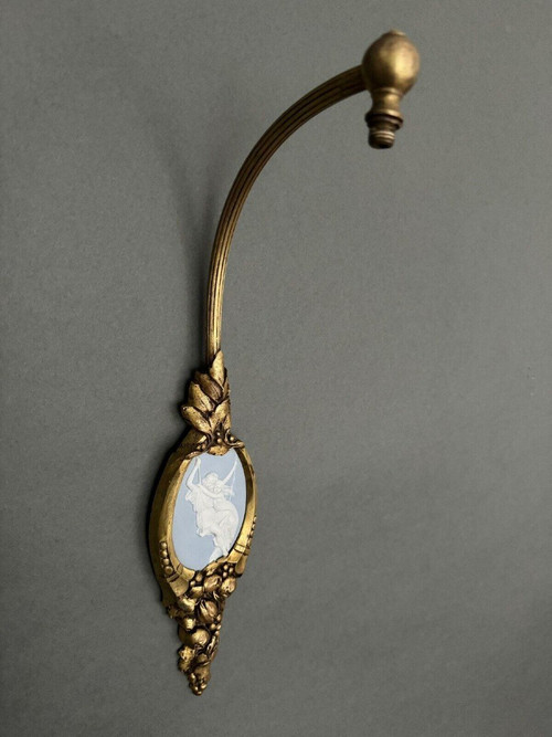 Gilded bronze wall lamp with Wedgwood plaque couple on swing 20th century
