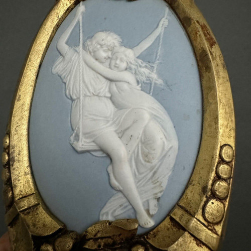 Gilded bronze wall lamp with Wedgwood plaque couple on swing 20th century