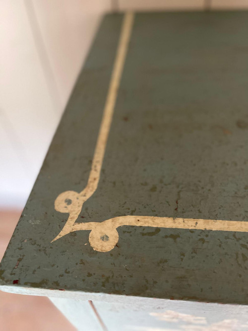 Commode aux motifs chinoisants datant du 19e siècle très belle patine 