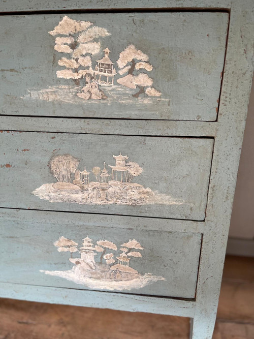 Commode aux motifs chinoisants datant du 19e siècle très belle patine 