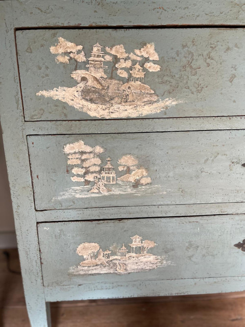 Commode aux motifs chinoisants datant du 19e siècle très belle patine 