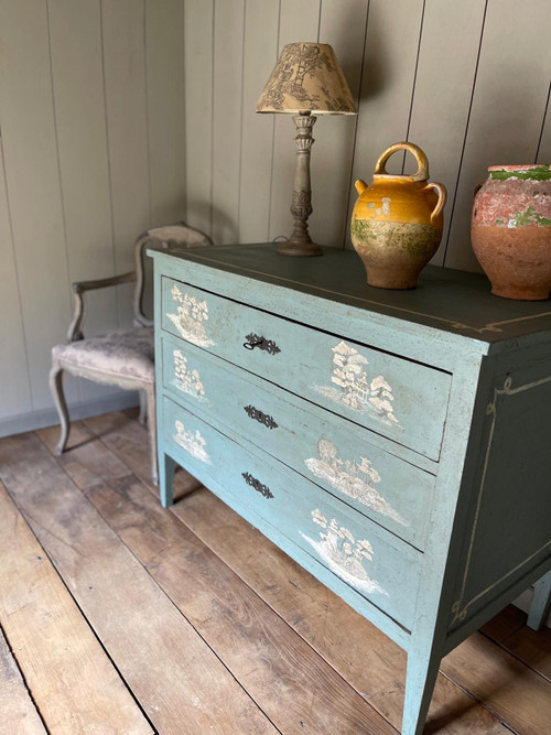 Commode aux motifs chinoisants datant du 19e siècle très belle patine 