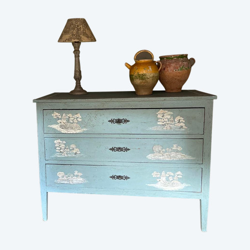 Commode aux motifs chinoisants datant du 19e siècle très belle patine 