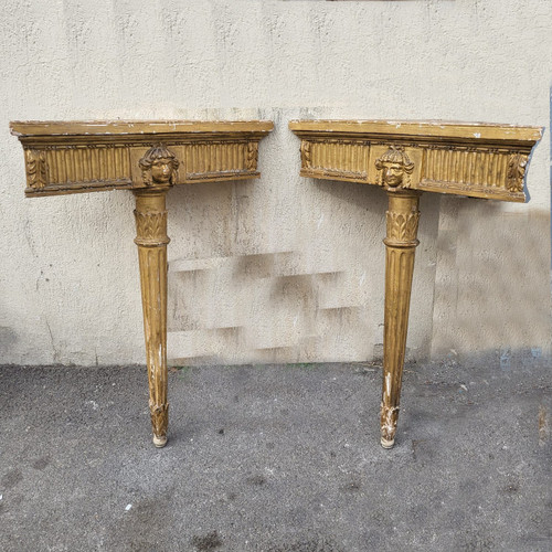 Coppia di mensole angolari in legno dorato in stile Luigi XVI