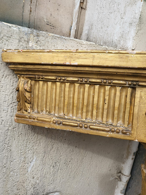 Coppia di mensole angolari in legno dorato in stile Luigi XVI