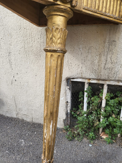 Coppia di mensole angolari in legno dorato in stile Luigi XVI