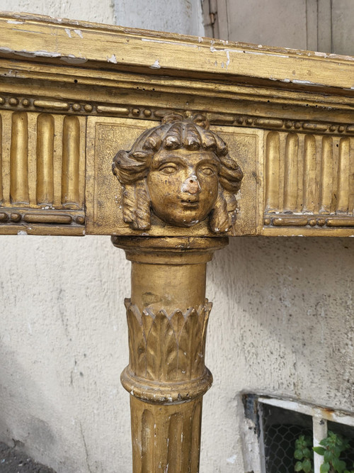 Coppia di mensole angolari in legno dorato in stile Luigi XVI