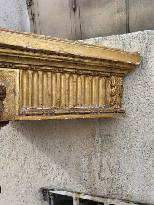 Coppia di mensole angolari in legno dorato in stile Luigi XVI