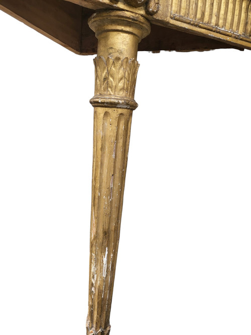Coppia di mensole angolari in legno dorato in stile Luigi XVI