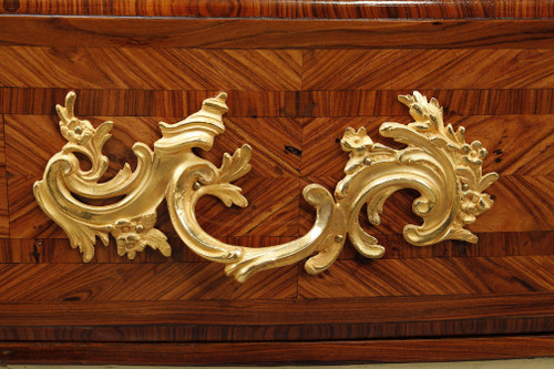 Commode Regence estampillée P M  attribuée à Pierre Moulin
