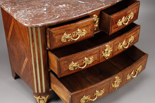 Commode Regence estampillée P M  attribuée à Pierre Moulin
