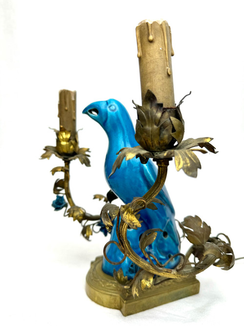 Lampada da tavolo decorata con un pappagallo in una montatura francese in bronzo, XIX secolo