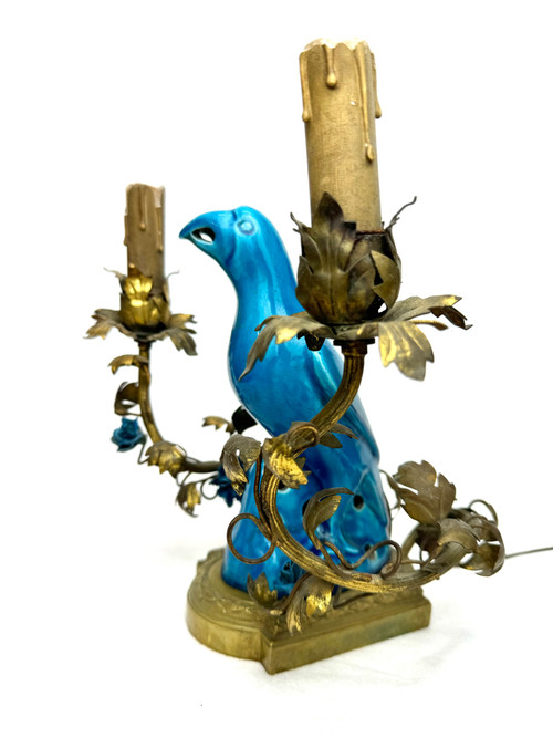 Lampada da tavolo decorata con un pappagallo in una montatura francese in bronzo, XIX secolo