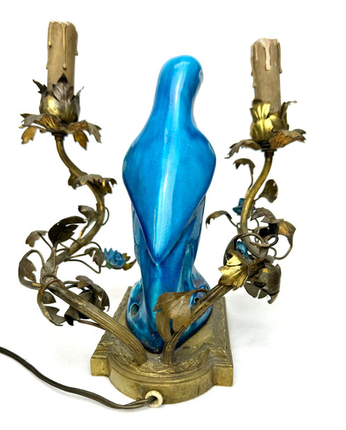 Lampada da tavolo decorata con un pappagallo in una montatura francese in bronzo, XIX secolo