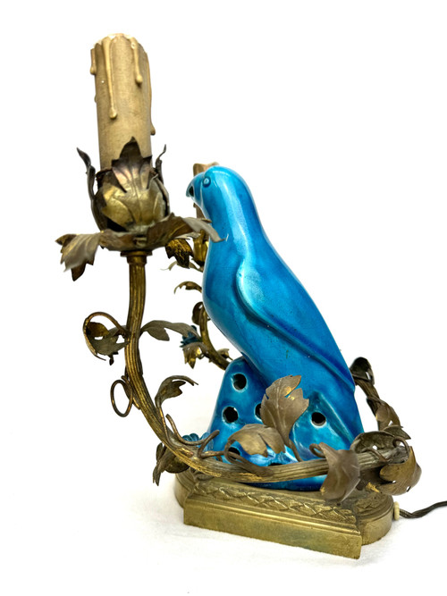 Lampada da tavolo decorata con un pappagallo in una montatura francese in bronzo, XIX secolo