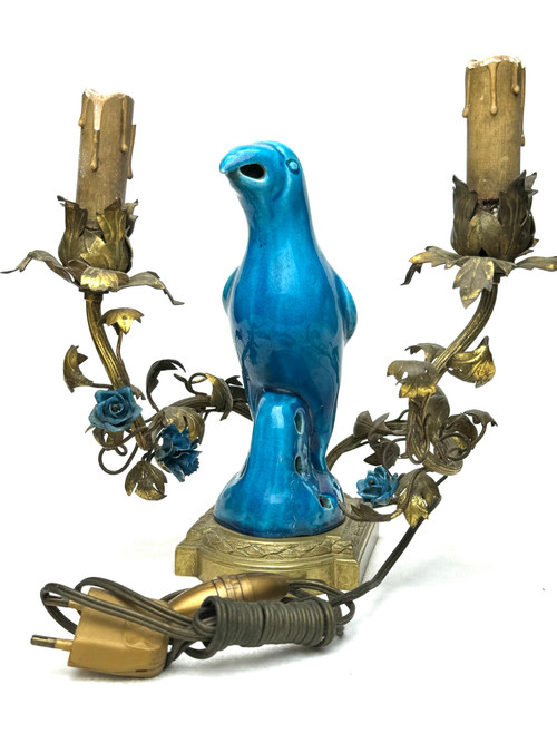 Lampada da tavolo decorata con un pappagallo in una montatura francese in bronzo, XIX secolo