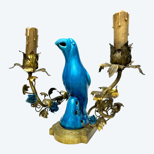 Lampada da tavolo decorata con un pappagallo in una montatura francese in bronzo, XIX secolo