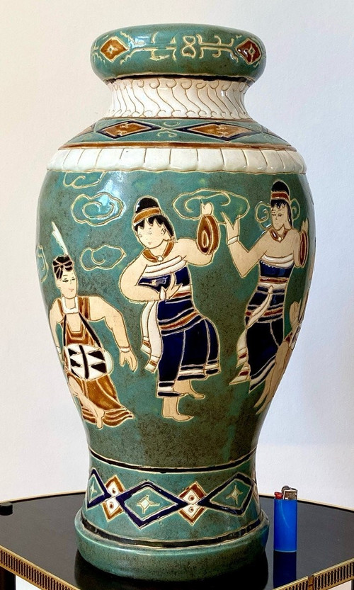 Vietnam, anni 1950/1960, vaso in ceramica di Bien Hoa decorato con danzatori e musicisti.