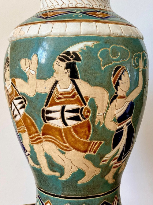 Vietnam, anni 1950/1960, vaso in ceramica di Bien Hoa decorato con danzatori e musicisti.