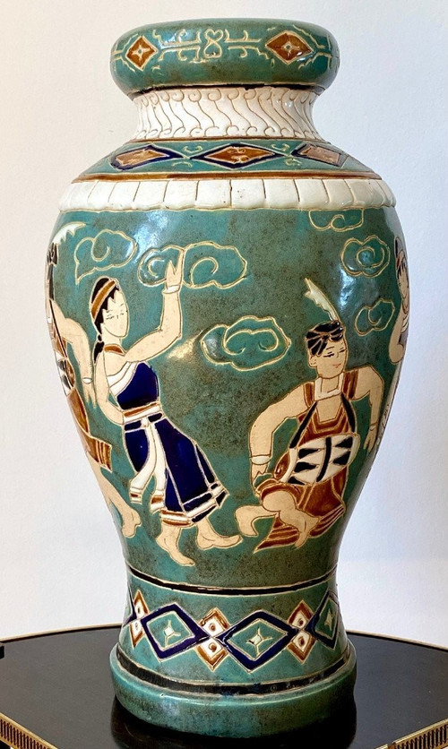 Vietnam, anni 1950/1960, vaso in ceramica di Bien Hoa decorato con danzatori e musicisti.