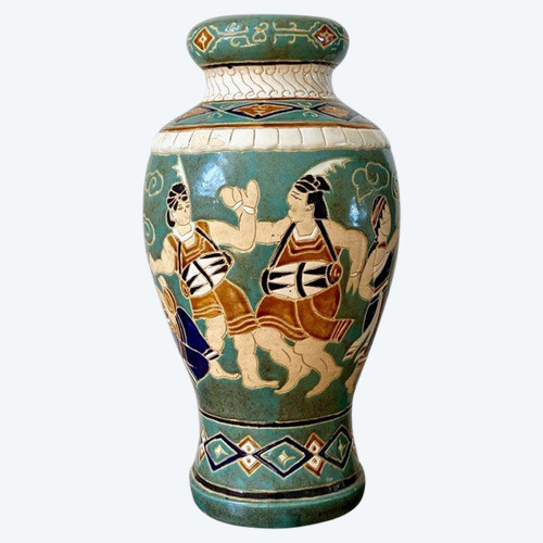 Vietnam, anni 1950/1960, vaso in ceramica di Bien Hoa decorato con danzatori e musicisti.