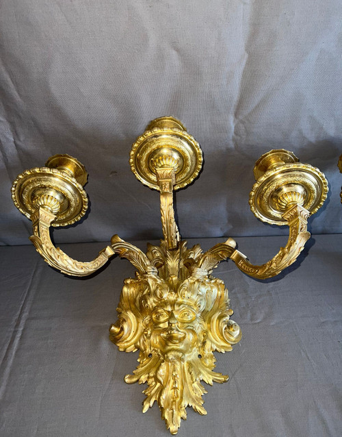 Ein Paar Wandleuchten aus vergoldeter Bronze im Louis-XIV-Stil aus der Mitte des 19.