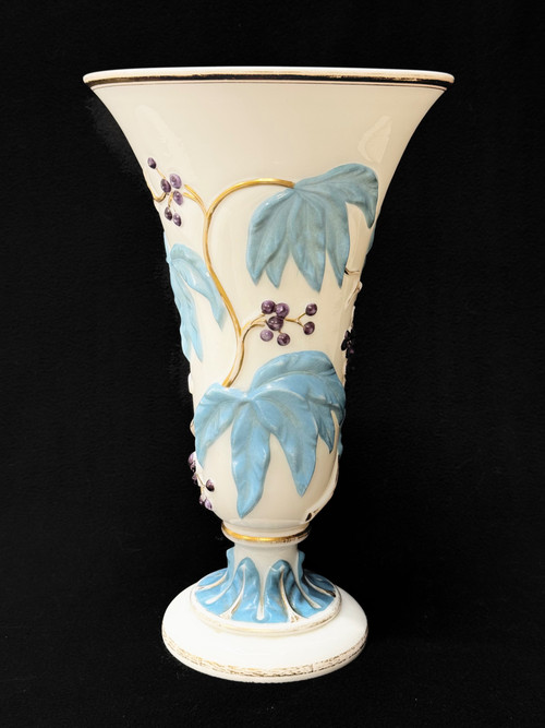 Baccarat - Vase En Opaline Modèle Guirlande De Vigne Vierge