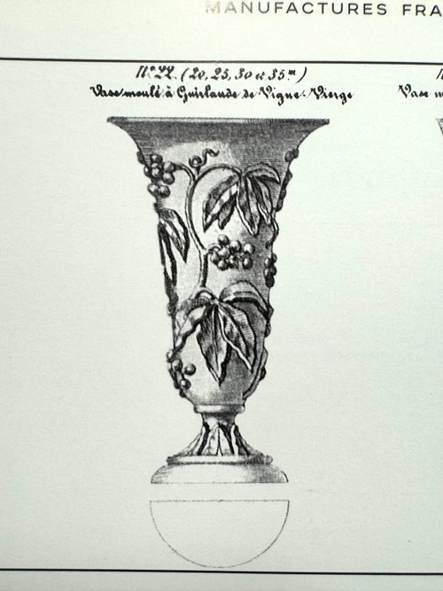 Baccarat - Vase En Opaline Modèle Guirlande De Vigne Vierge