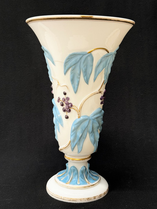 Baccarat - Vase En Opaline Modèle Guirlande De Vigne Vierge