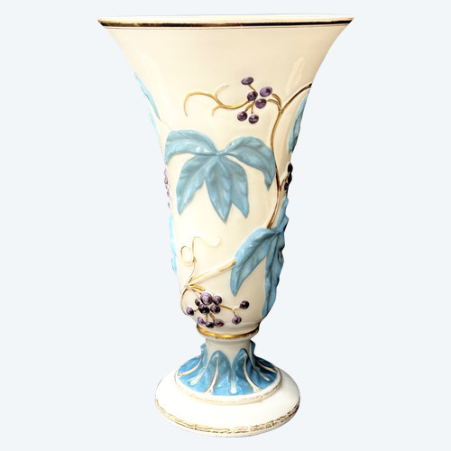 Baccarat - Vase En Opaline Modèle Guirlande De Vigne Vierge