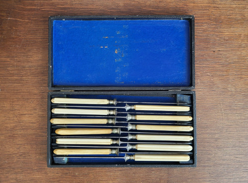 12 Messer, Stahlklinge, Elfenbeingriff, 19. Jahrhundert