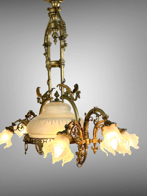 GRAND LUSTRE A 8 LUMIÈRES EN BRONZE A DÉCOR DE DRAGONS AVEC VERRERIE D ORIGINE