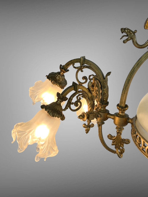 GRAND LUSTRE A 8 LUMIÈRES EN BRONZE A DÉCOR DE DRAGONS AVEC VERRERIE D ORIGINE