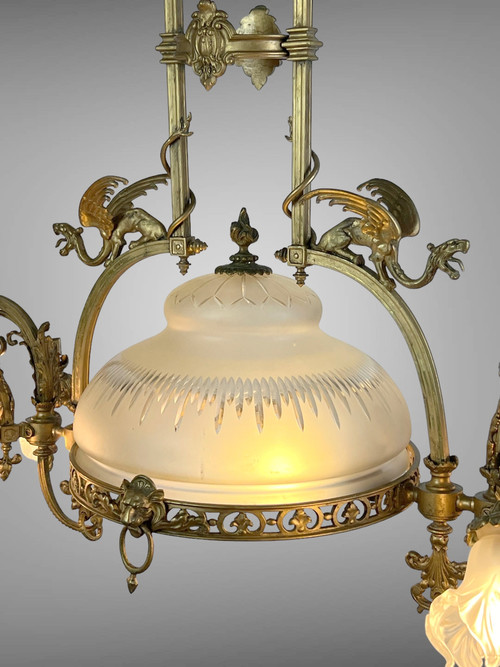 GRAND LUSTRE A 8 LUMIÈRES EN BRONZE A DÉCOR DE DRAGONS AVEC VERRERIE D ORIGINE