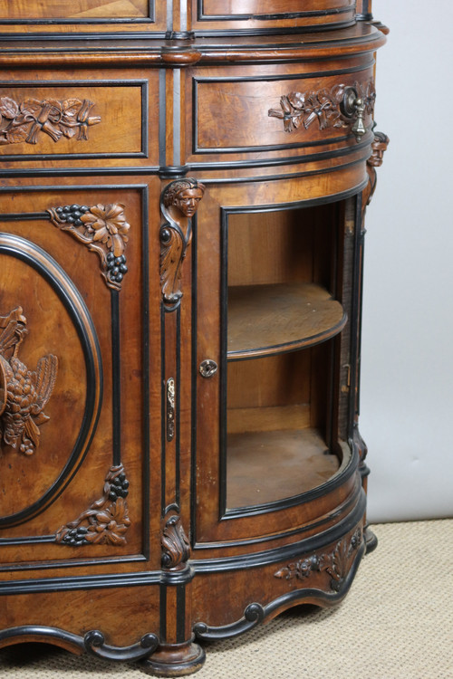 Display cabinet with hunting attributes