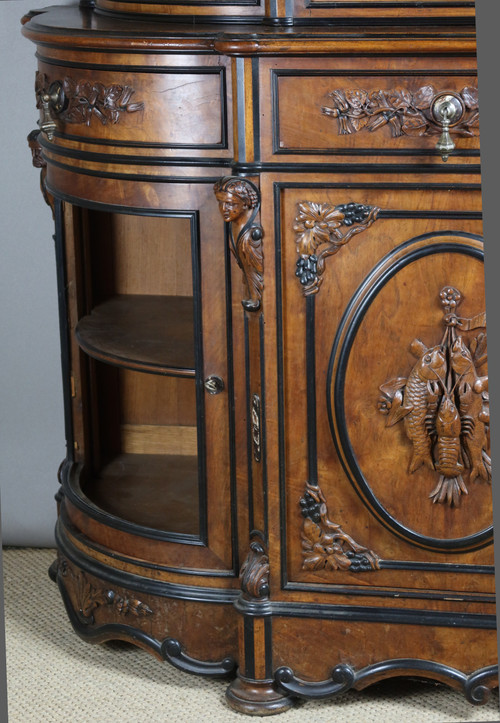Display cabinet with hunting attributes