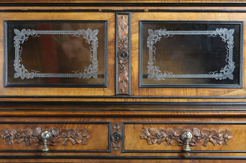Display cabinet with hunting attributes