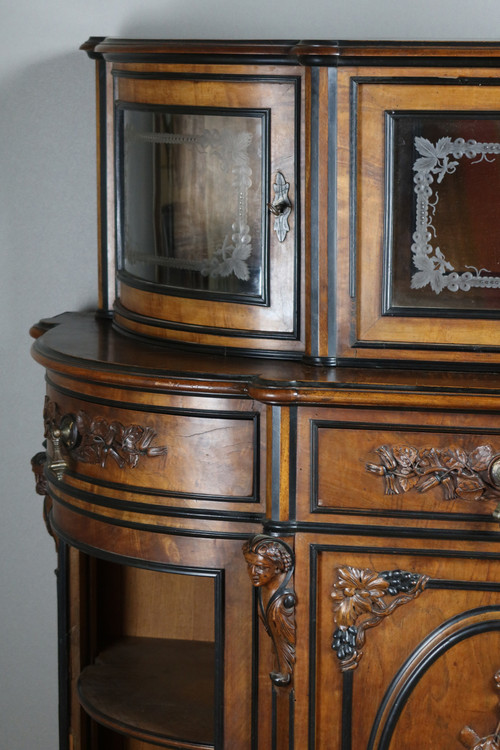Display cabinet with hunting attributes