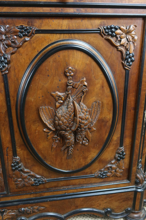Display cabinet with hunting attributes