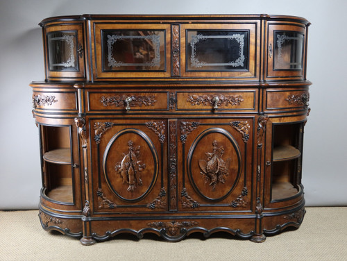 Display cabinet with hunting attributes