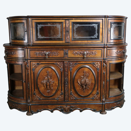 Display cabinet with hunting attributes