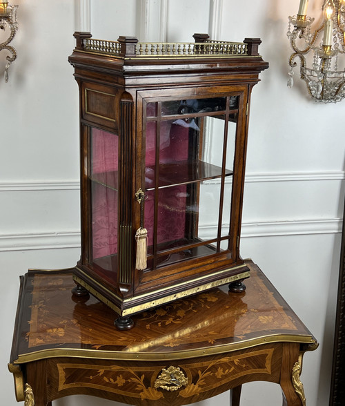 SMALL NAPOLEON III PERIOD DISPLAY CABINET IN MAHOGANY DECORATED WITH BRASS / ORIGINAL GLASS