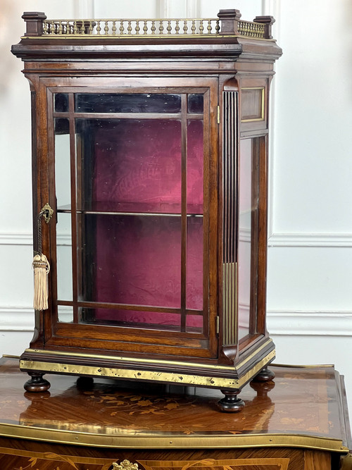 SMALL NAPOLEON III PERIOD DISPLAY CABINET IN MAHOGANY DECORATED WITH BRASS / ORIGINAL GLASS