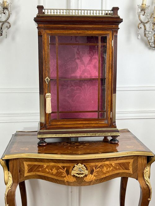 SMALL NAPOLEON III PERIOD DISPLAY CABINET IN MAHOGANY DECORATED WITH BRASS / ORIGINAL GLASS