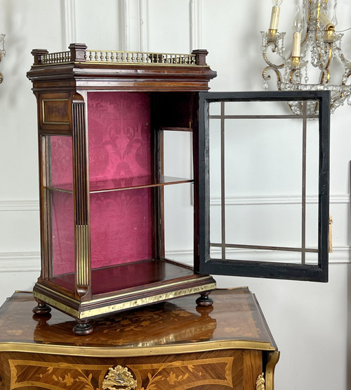 SMALL NAPOLEON III PERIOD DISPLAY CABINET IN MAHOGANY DECORATED WITH BRASS / ORIGINAL GLASS