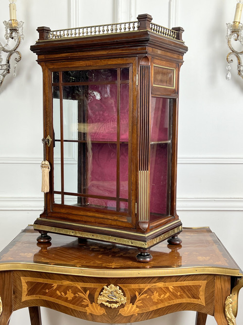 SMALL NAPOLEON III PERIOD DISPLAY CABINET IN MAHOGANY DECORATED WITH BRASS / ORIGINAL GLASS