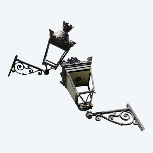 Pair of lanterns and their gallows