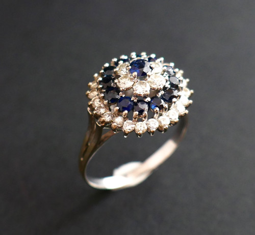 Anello vintage con zaffiro e diamante.